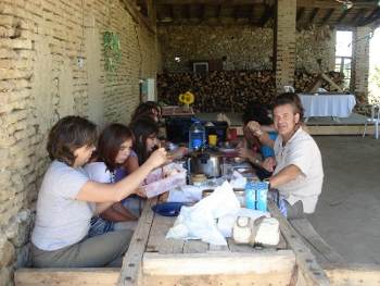 Repas sous le hangar