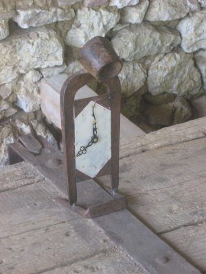 Horloge sur vieil outil par g.Ourtal